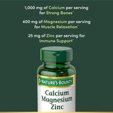 Mano sosteniendo Nature's Bounty Calcium Magnesium Zinc Caplets para toma diaria