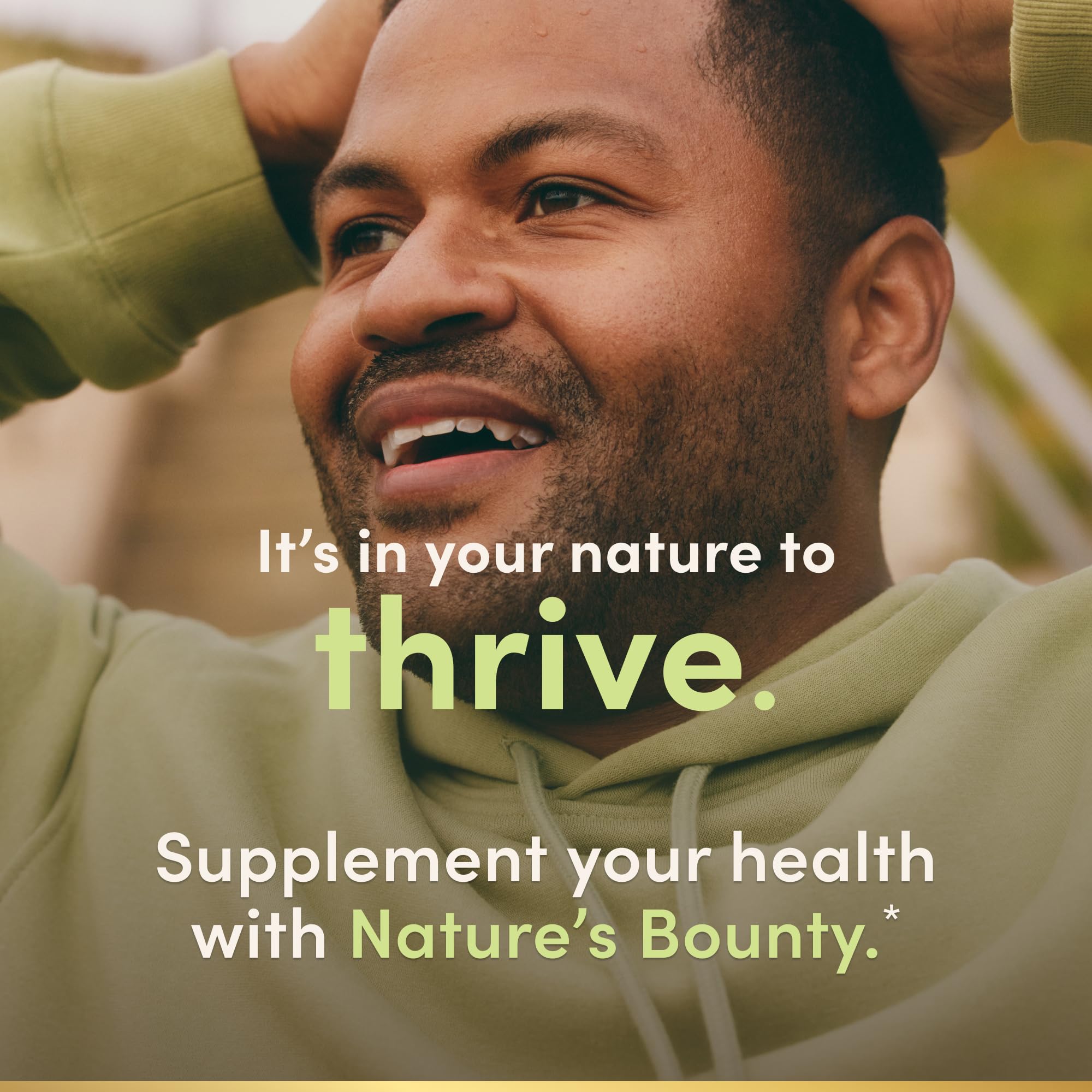 Nature’s Bounty Ferro tableta en mano, muestra dosis diaria para soporte nutricional.