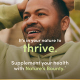 Nature’s Bounty Ferro tableta en mano, muestra dosis diaria para soporte nutricional.