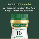 Gomita individual Nature's Bounty D3 5000 UI, sabor a fresa para consumo diario.