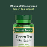 Nature's Bounty té verde cápsulas en mano muestra dosis diaria conveniente