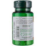 Nature's Bounty Vitamina C 500 mg, tabletas en mano, opción conveniente para la dosis diaria.