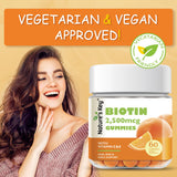 Nature's Key Biotin Gummies gomitas naranjas, sabor natural para una ingesta diaria cómoda.