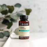 Nature's Sunshine Activador Rinon cápsulas, primer plano de bayas de enebro y perejil para salud urinaria.