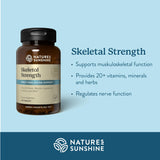 Nature's Sunshine Fuerza Ósea botella de cerca destaca tabletas y etiqueta.