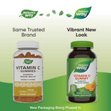 Nature's Way Vitamin C Gummies primer plano de gomitas sabor naranja para apoyo diario.