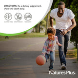 Uso diario de NaturesPlus D y K Complex con sabor frambuesa para consumo práctico.