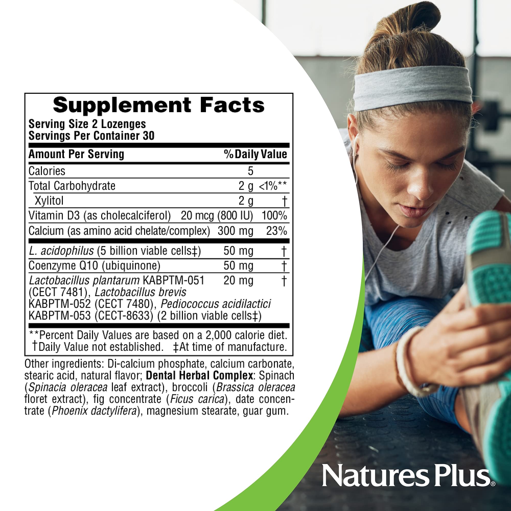Pastillas en mano con NaturesPlus Dental Care Probiotic para uso diario.