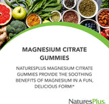 NaturesPlus gominolas de magnesio frambuesa en mano para consumo rápido