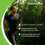 Tableta NaturesPlus Herbal Actives Ginkgo Biloba con vaso para tomar.
