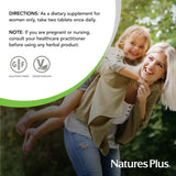 NaturesPlus Source of Life Women, persona tomando tabletas, rutina diaria fácil y conveniente.
