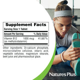 Tabletas en mano, uso diario de NaturesPlus B12