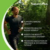 NaturesPlus Vitamina C 1000 mg, tabletas sobre mesa, dosis diaria para energía.