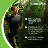 NaturesPlus Vitaminas D3 y K2, etiqueta visible, fácil identificación de beneficios