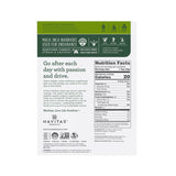 Polvo de Maca Navitas Organics sobre cuchara, perfecto para batidos.