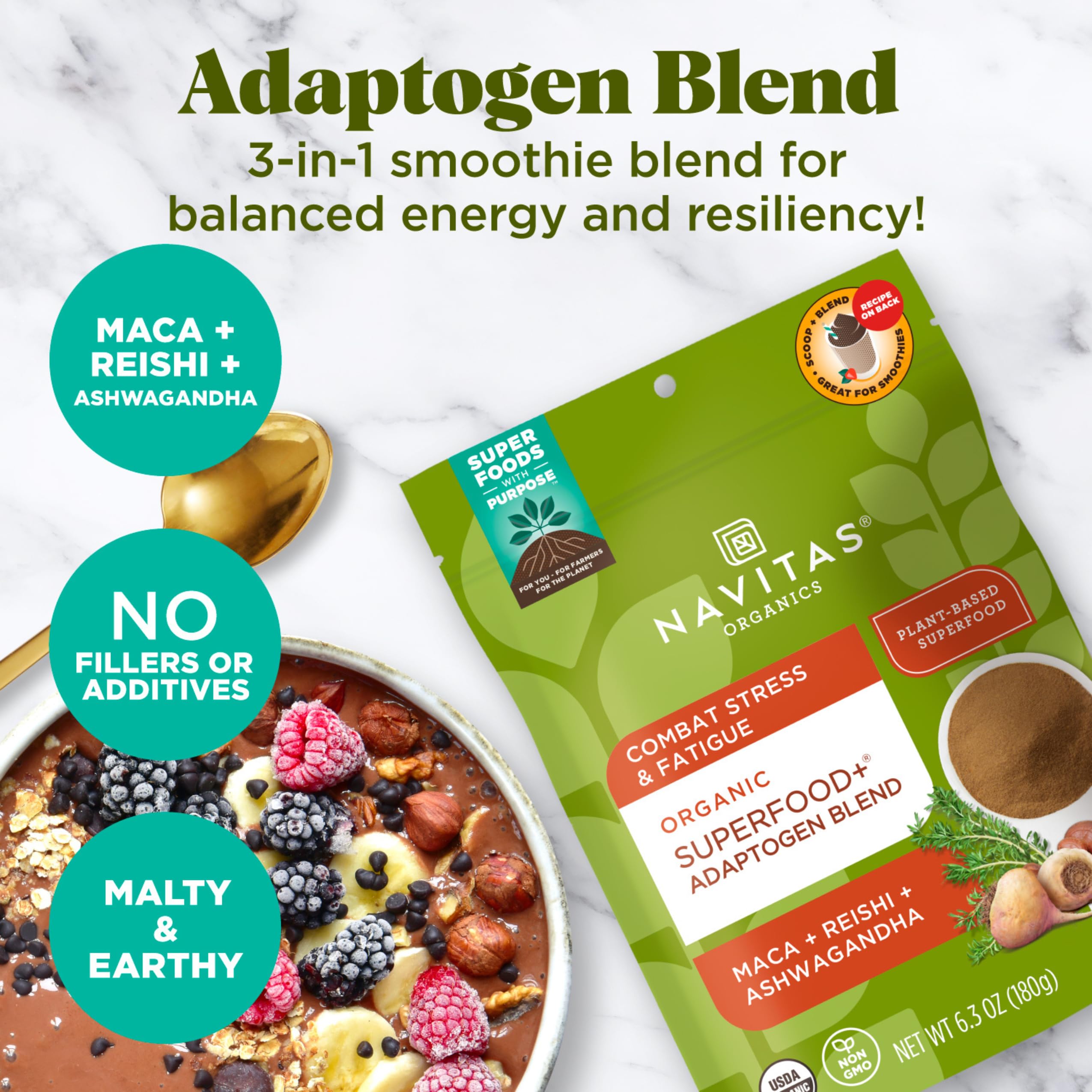 Navitas Organics mezcla adaptógenos con cuchara medidora para incorporar en bebidas.