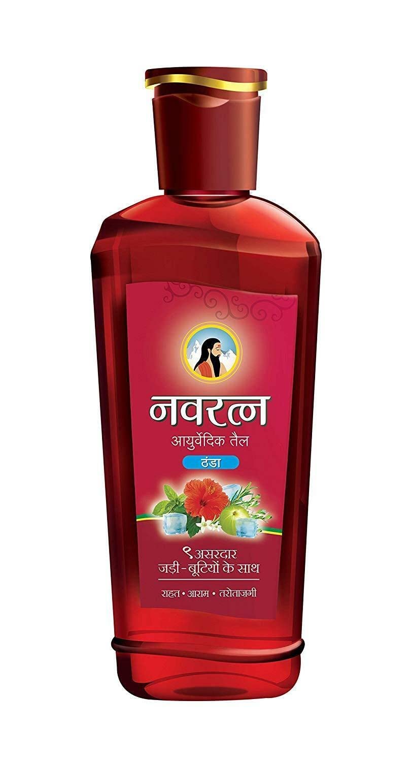 Navratna Cool Oil con ingredientes herbales para bienestar capilar.