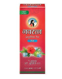 Navratna Cool Oil aplicada en el cuero cabelludo para masajes revitalizantes.