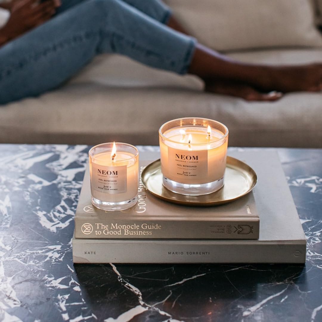 NEOM Feel Refreshed: vela en recipiente de cristal con aroma cítrico.
