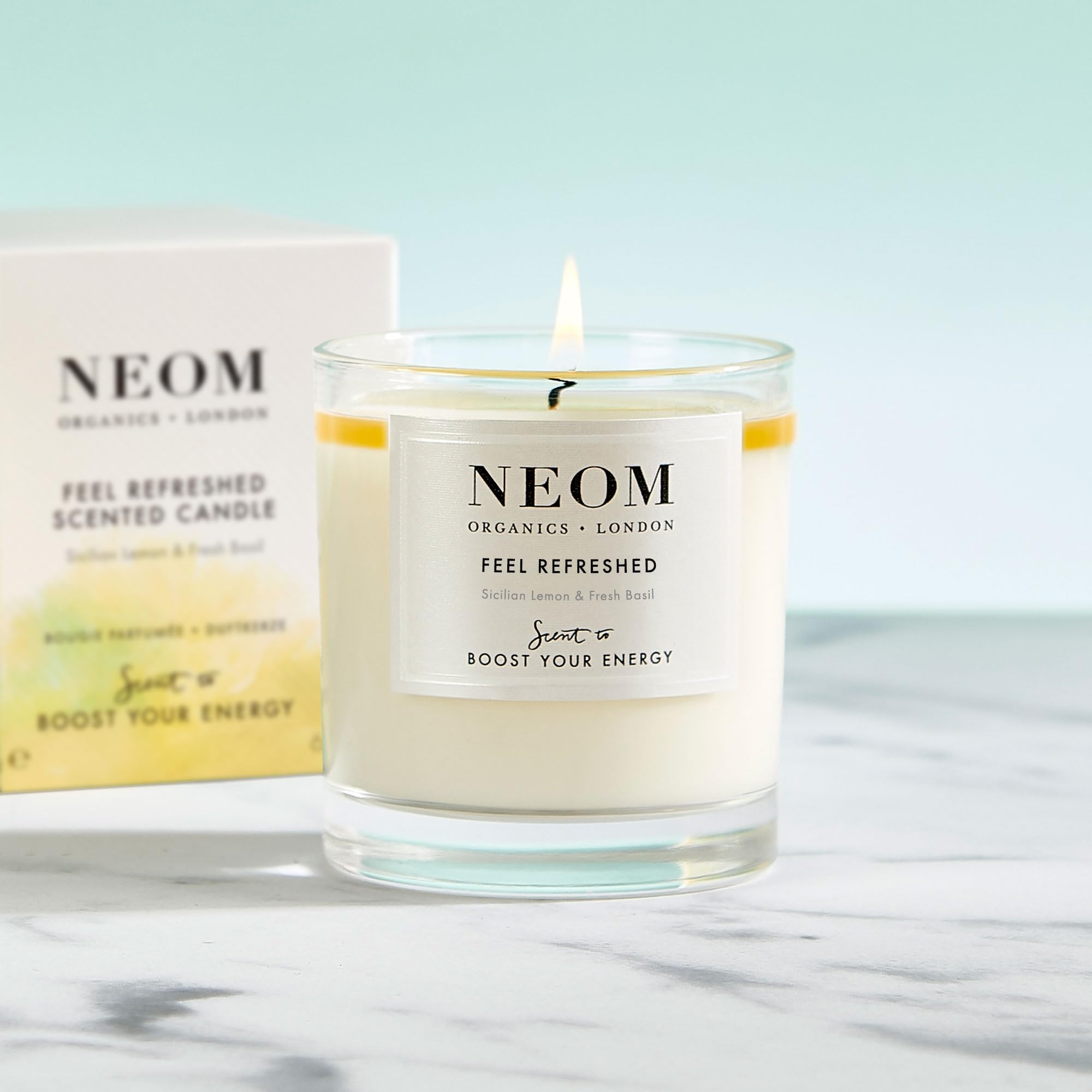 NEOM Feel Refreshed: vela encendida en sala para un aroma vigorizante.