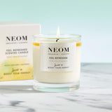 NEOM Feel Refreshed: vela encendida en sala para un aroma vigorizante.