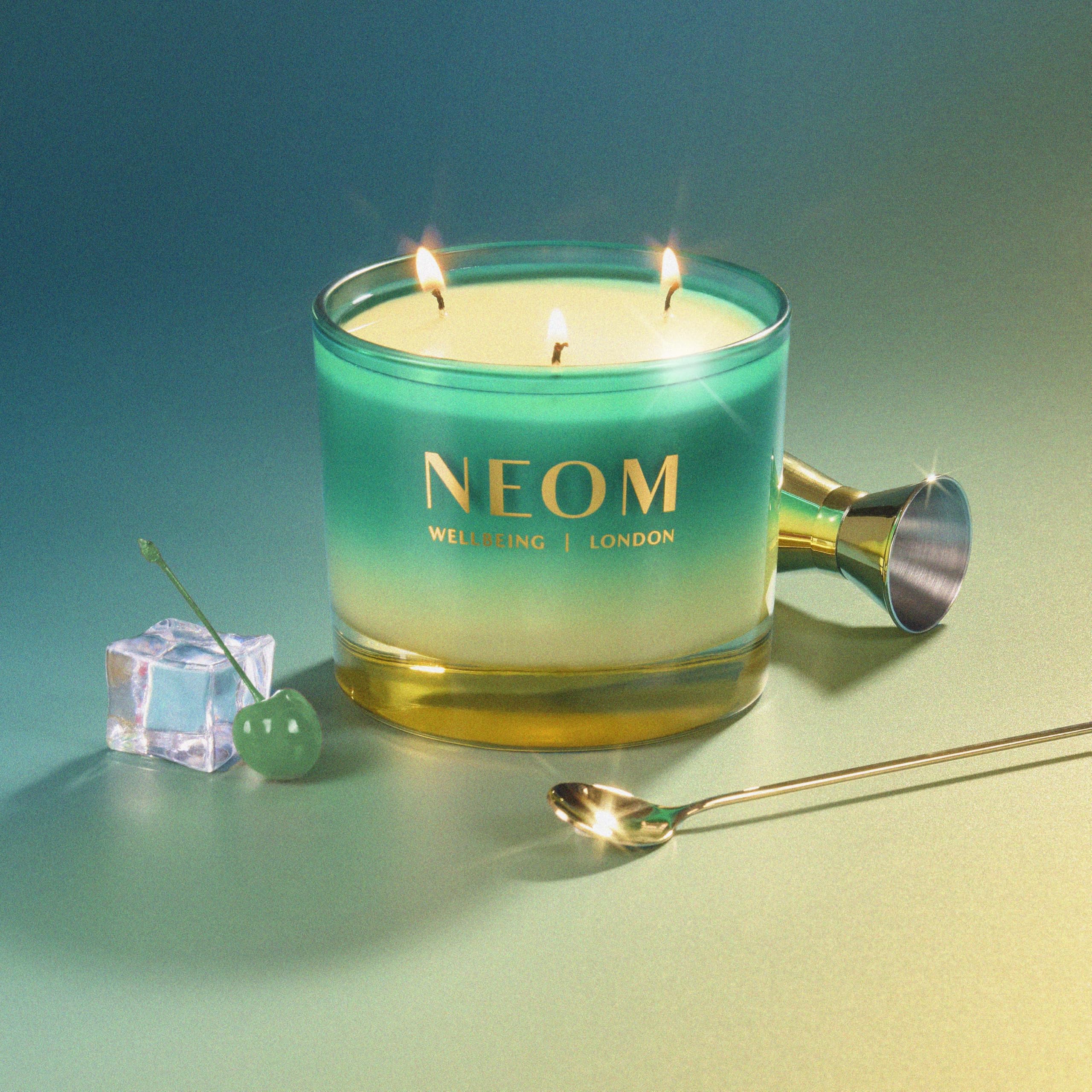 NEOM Perfect Peace: vela sobre mesa, ideal para ambiente acogedor.