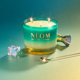 NEOM Perfect Peace: vela sobre mesa, ideal para ambiente acogedor.