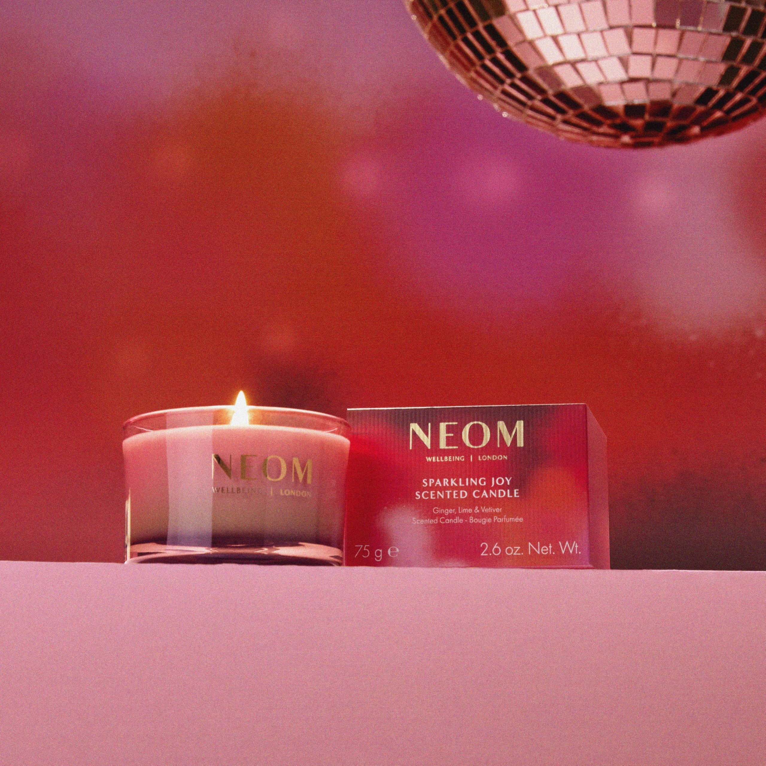 NEOM Sparkling Joy vela de viaje encendida para un ambiente fresco