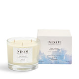 Vela NEOM de 3 mechas con lavanda, jazmín y sándalo para relajación aromática.