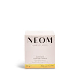 Vela NEOM Happiness encendida en sala para confort y relajación