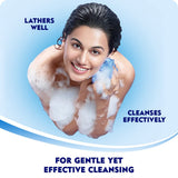 NIVEA Ducha perlas de cuidado liberando hidratación suave.