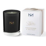 Vela Whitewood Sea Salt de Niven Morgan en primer plano perfuma suavemente la habitación.
