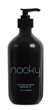 Nooky masaje en pareja con coco, favoreciendo una experiencia relajante.