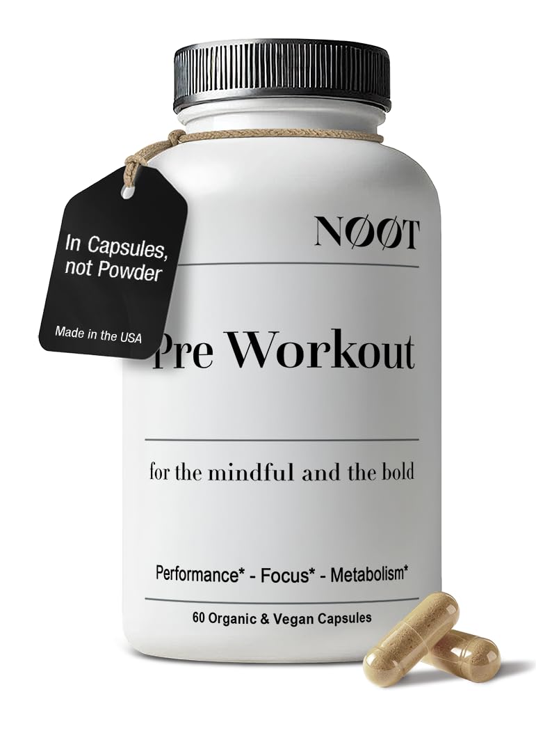 NØØT Pre Workout cápsulas en mano para energía estable durante entrenamientos