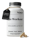 NØØT Pre Workout cápsulas en mano para energía estable durante entrenamientos