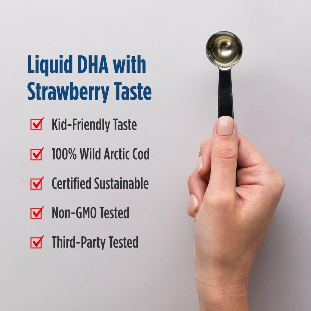 Nordic Naturals DHA infantil, niño tomando la dosis, sabor naranja agradable.