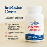 Cápsulas en mano del Complejo Vitamina B para dosis diaria y metabolismo