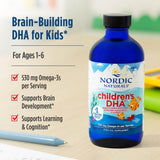 Niño usando gotero de Nordic Naturals para dosis diaria.