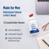 Hombre consumiendo Nordic Naturals gomitas diarias, soporte nutricional práctico.