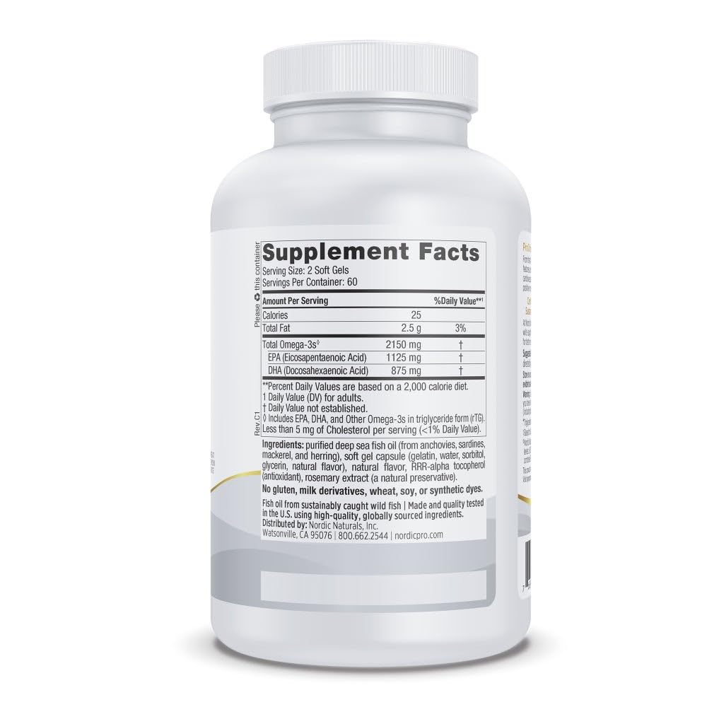 Nordic Naturals ProOmega 2000 cápsulas suaves en mano para ingesta diaria.