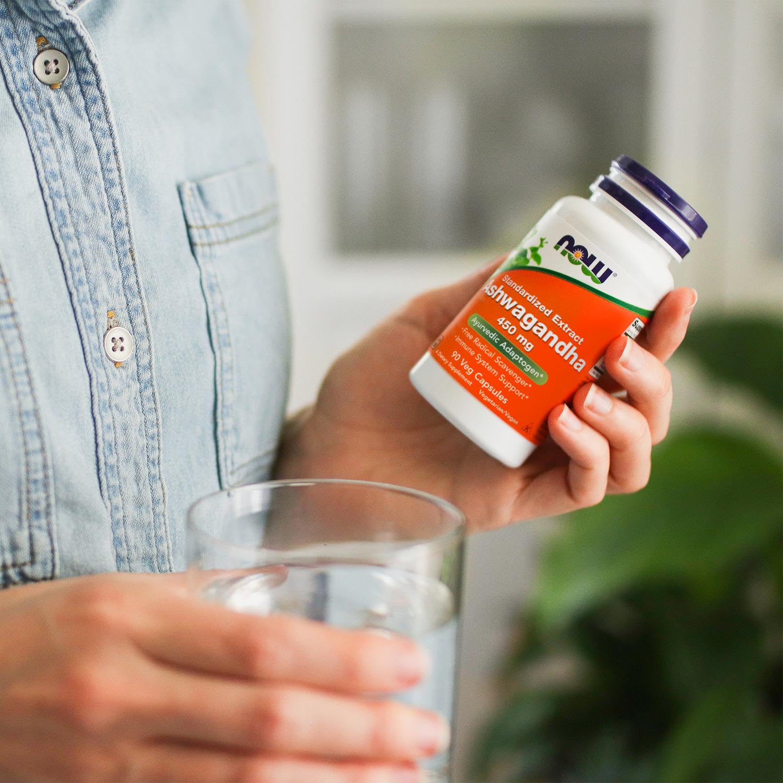 NOW Foods Ashwagandha, botella resistente con cápsulas veganas, fácil de tomar.