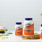 NOW Foods CoQ10 cápsulas suaves, textura agradable al tacto.