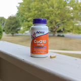 NOW Foods CoQ10: cápsulas sobre fondo blanco para claridad de producto