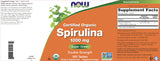 Comprimidos de espirulina NOW Foods en la palma de la mano, tamaño compacto.