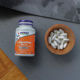 NOW Foods L-Carnitine empaque caja, presentación compacta para viajar.