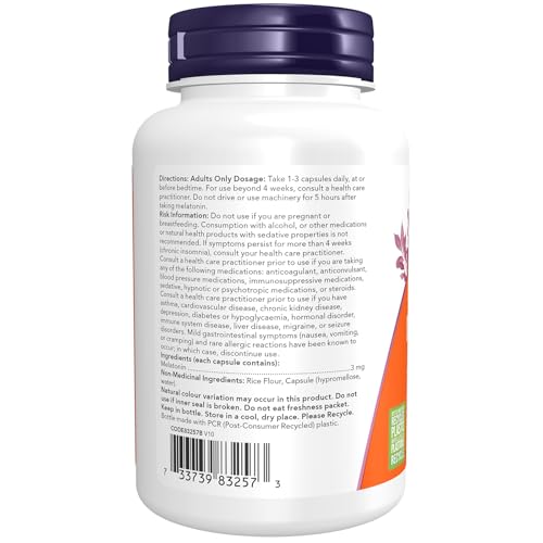 NOW Foods Melatonina, mano sosteniendo cápsula para consumo nocturno