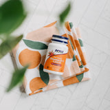 Frasco NOW Foods Vitamina D3, ambiente iluminado, almacenamiento estable