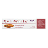 NOW Foods XyliWhite gel dentífrico canela en envase práctico para uso diario.