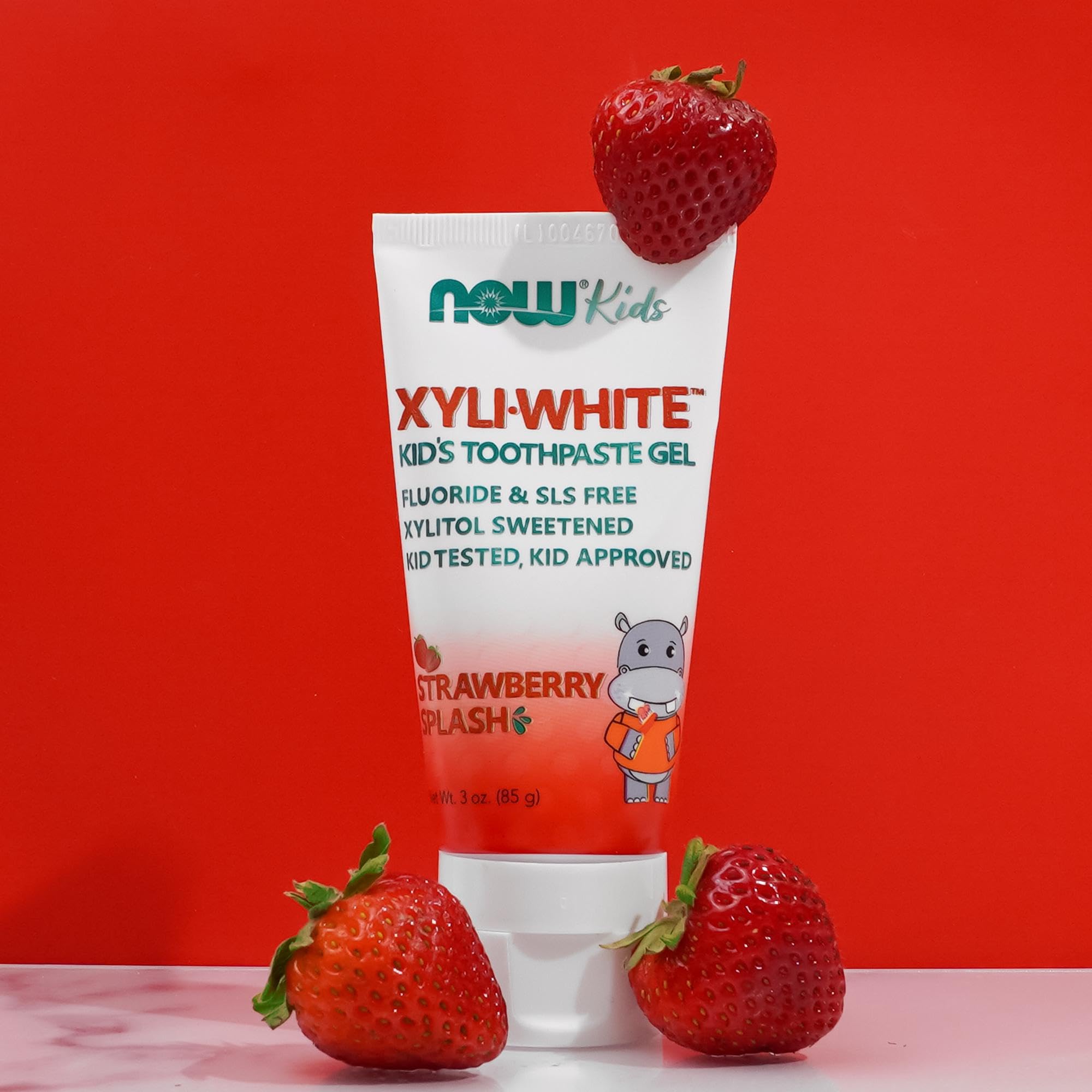 NOW Foods XyliWhite niño sonriendo - sabor fresa anima al cepillado.