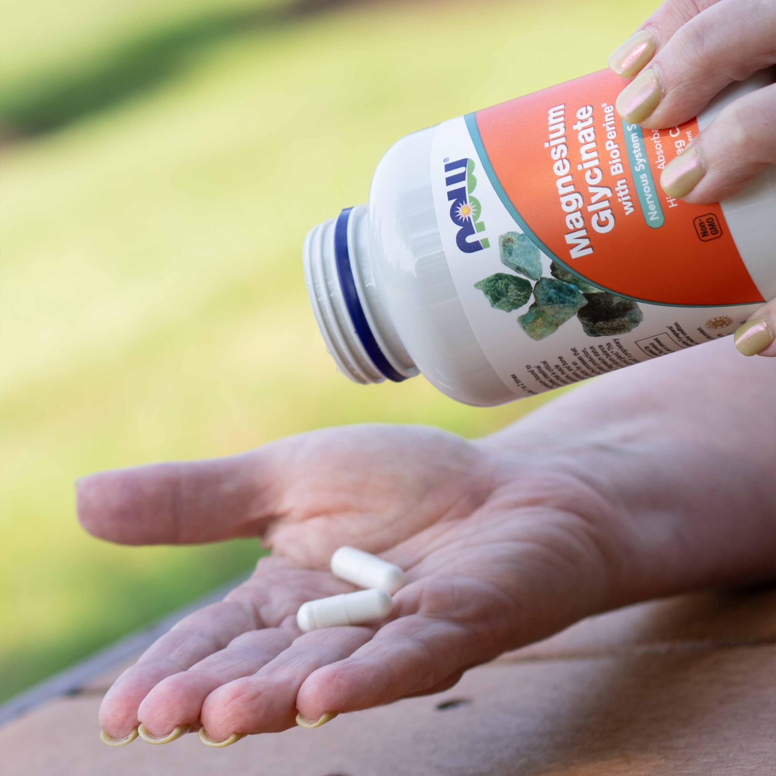 NOW Foods Magnesio glicinato con BioPerine, certificaciones GMP visibles.